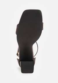 Renee - Brązowe Sandały VICES na Słupkowym Obcasie z Paseczkiem z Klamrą Avialle. Zapięcie: klamry. Kolor: brązowy. Materiał: jeans, satyna. Obcas: na obcasie. Styl: elegancki, klasyczny, glamour, wizytowy. Wysokość obcasa: średni #7