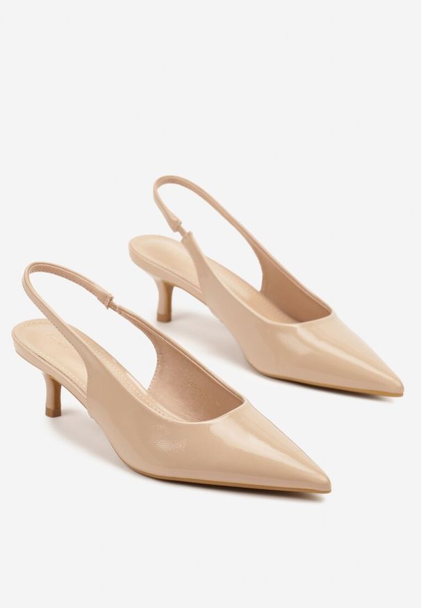 Renee - Ciemnobeżowe Czółenka Slingback Vices z Lakierowanym Połyskiem na Kaczuszce Sonwena. Okazja: na co dzień. Nosek buta: szpiczasty. Zapięcie: pasek. Kolor: beżowy. Materiał: lakier. Obcas: na szpilce. Styl: elegancki, casual, klasyczny. Wysokość obcasa: średni