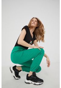 Answear Lab spodnie dresowe damskie kolor zielony gładkie. Kolor: zielony. Materiał: dresówka. Wzór: gładki