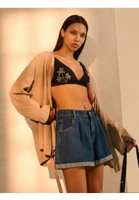 Sinsay - Szorty jeansowe mom high waist z zakładkami - niebieski. Stan: podwyższony. Kolor: niebieski. Materiał: jeans