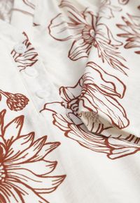 Born2be - Biało-Brązowa Sukienka z Wiskozy o Pudełkowym Kroju w Kwiatowy Print Reninca. Okazja: na co dzień. Kolekcja: plus size. Kolor: biały. Materiał: wiskoza. Wzór: nadruk, kwiaty. Sezon: lato. Typ sukienki: proste, dla puszystych. Styl: casual #8