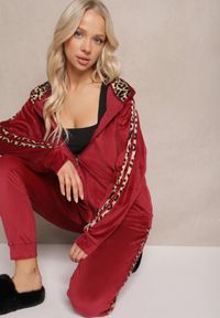 Renee - Bordowy 2-częściowy Komplet Dresowy Welurowy z Lampasami Srinan. Kolor: czerwony. Materiał: welur, dresówka. Wzór: aplikacja #3