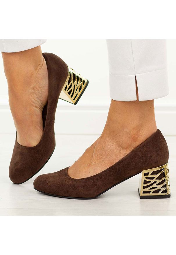 Czekoladowe zamsz Polskie czółenka damskie Suzana 594. Okazja: na co dzień. Nosek buta: okrągły. Kolor: beżowy. Szerokość cholewki: normalna. Materiał: zamsz. Sezon: wiosna, lato, jesień. Obcas: na obcasie. Styl: wizytowy, casual, klasyczny, elegancki. Wysokość obcasa: średni