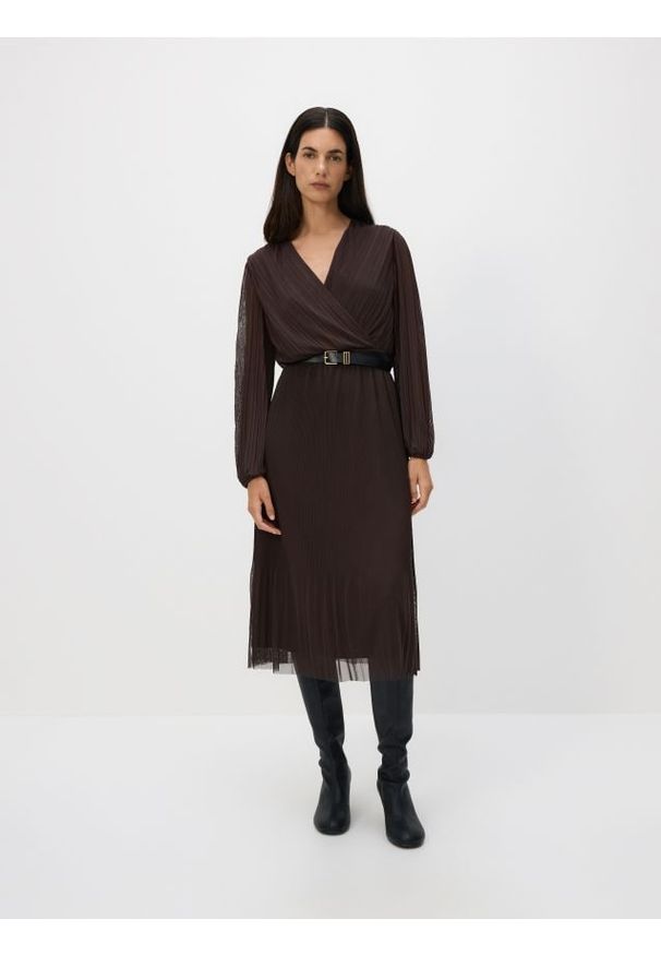 Reserved - Plisowana sukienka z paskiem - ciemnobrązowy. Kolor: brązowy. Materiał: dzianina. Styl: klasyczny