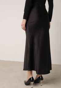 Born2be - Czarna Satynowa Spódnica z Lekko Rozkloszowanym Dołem Zinnemira. Kolor: czarny. Materiał: satyna. Styl: elegancki, klasyczny #6