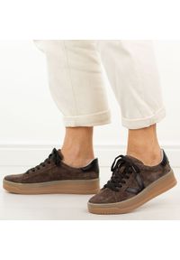 Brązowe skórzane półbuty damskie Vinceza 79597. Okazja: na spacer, na co dzień. Nosek buta: okrągły. Zapięcie: sznurówki. Kolor: brązowy. Materiał: zamsz, skóra. Szerokość cholewki: normalna. Sezon: wiosna, jesień, lato. Styl: casual, elegancki, sportowy, klasyczny #1