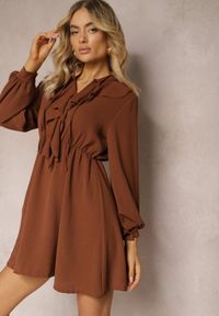 Renee - Brązowa Mini Sukienka o Rozkloszowanym Fasonie z Falbankami i Gumką w Talii Beranzze. Typ kołnierza: kołnierz z falbankami. Kolor: brązowy. Materiał: skóra. Długość rękawa: długi rękaw. Długość: mini #3