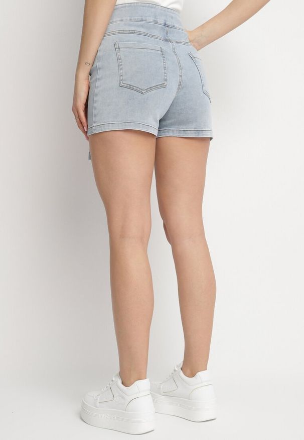 Born2be - Jasnoniebieskie Bawełniane Spódnico-Szorty Jeansowe Ozdobione Plisami Tulvesin. Okazja: na co dzień. Stan: podwyższony. Kolor: niebieski. Materiał: jeans, bawełna. Wzór: aplikacja. Styl: elegancki, casual
