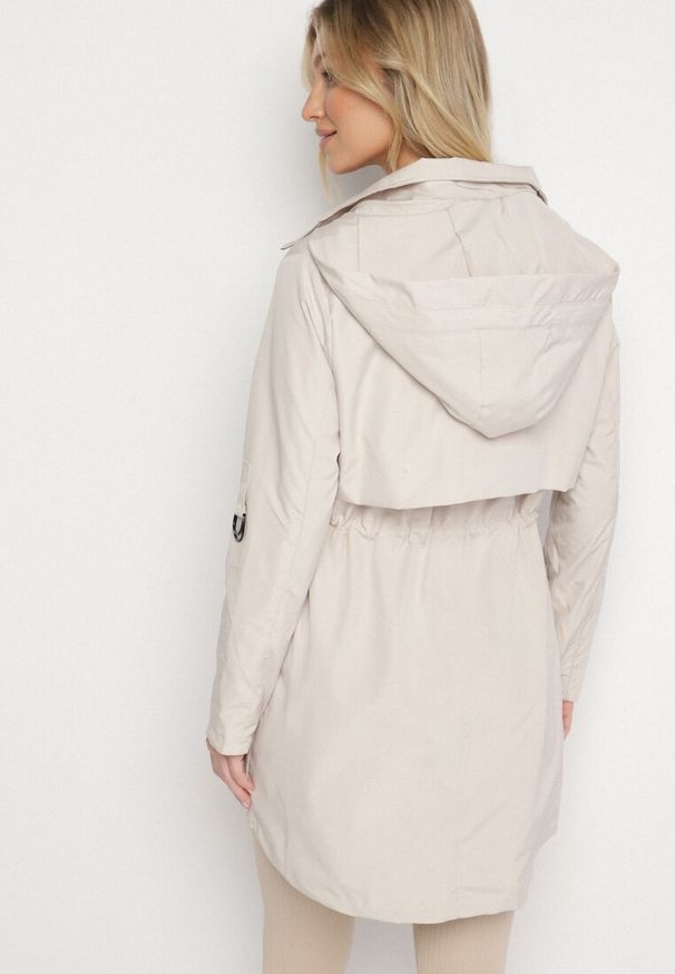 Born2be - Jasnobeżowa Kurtka Parka z Kapturem Odpinanym w Stylu Utility Janiora. Okazja: na co dzień. Typ kołnierza: kaptur. Kolor: beżowy. Długość rękawa: długi rękaw. Długość: długie. Styl: klasyczny, casual