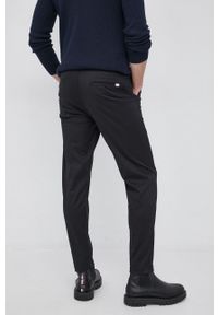 Selected Spodnie męskie kolor czarny dopasowane. Kolor: czarny. Materiał: bawełna, tkanina, materiał. Wzór: gładki