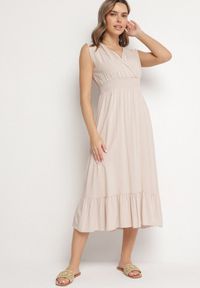 Born2be - Beżowa Wiskozowa Sukienka o Kopertowym Kroju z Falbanką Uliria. Kolor: beżowy. Materiał: wiskoza. Typ sukienki: kopertowe. Styl: elegancki #1