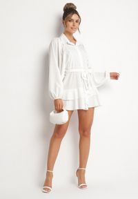Born2be - Biała Sukienka Ozdobiona Paskiem i Falbanami Divilena. Okazja: na co dzień. Kolor: biały. Materiał: jeans. Wzór: aplikacja. Styl: elegancki, casual