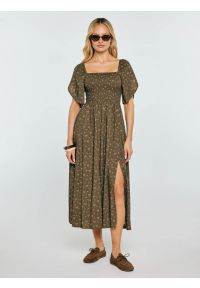 Big-Star - Sukienka damska midi z wiskozy z motywem kwiatowym khaki Bler 303. Typ kołnierza: dekolt w karo. Kolor: zielony. Materiał: wiskoza. Wzór: kwiaty. Sezon: wiosna, lato. Styl: vintage. Długość: midi #1