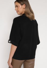 Born2be - Czarny Sweter Ozdobiony na Rękawach Cyrkoniami Aletusa. Okazja: na co dzień. Kolor: czarny. Materiał: jeans. Wzór: aplikacja. Styl: elegancki, casual #2