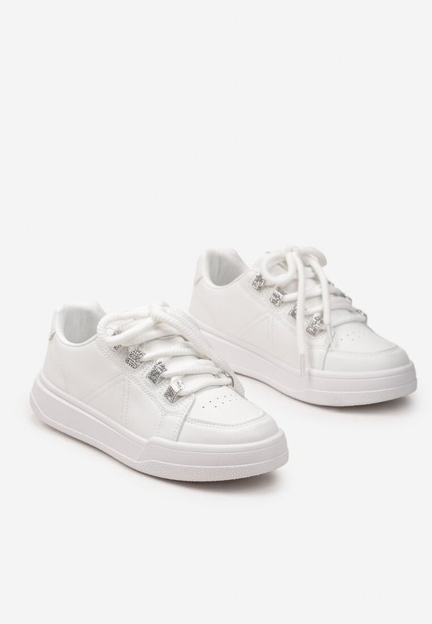 Renee - Białe Sznurowane Sneakersy z Ekoskóry z Detalami z Cyrkoniami Falenc. Okazja: na co dzień. Kolor: biały. Materiał: jeans