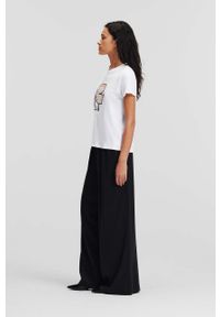 Karl Lagerfeld t-shirt bawełniany kolor biały. Kolor: biały. Materiał: bawełna. Długość rękawa: krótki rękaw. Długość: krótkie. Wzór: aplikacja. Styl: klasyczny #5