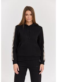 Guess - GUESS Czarna damska bluza Carla Hooded, Rozmiar L. Okazja: na co dzień. Kolor: czarny. Materiał: poliester, bawełna. Długość rękawa: długi rękaw. Długość: długie. Styl: casual #1