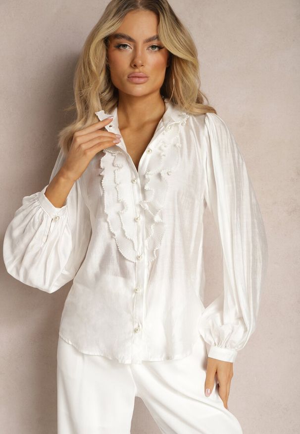 Renee - Biała Koszula w Stylu Vintage Ozdobiona Falbankami z Perełkami z Przodu Calipso. Typ kołnierza: kołnierz z falbankami. Kolor: biały. Wzór: aplikacja. Styl: vintage
