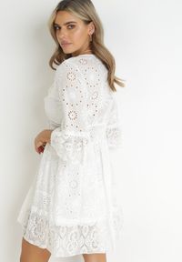 Born2be - Biała Haftowana Sukienka Mini z Koronką i Przedłużanym Tyłem Azalaya. Okazja: na co dzień. Typ kołnierza: kołnierz z falbankami. Kolor: biały. Materiał: koronka. Wzór: haft, koronka. Typ sukienki: rozkloszowane. Styl: casual. Długość: mini #3