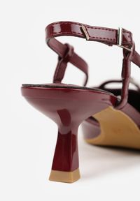 Born2be - Bordowe Lakierowane Czółenka na Kaczuszce Bez Pięty Zapinane przy Kostce Evaliraea. Okazja: na co dzień, do pracy, na spotkanie biznesowe. Nosek buta: szpiczasty. Kolor: czerwony. Materiał: lakier. Obcas: na szpilce. Styl: casual, biznesowy, elegancki. Wysokość obcasa: średni #5