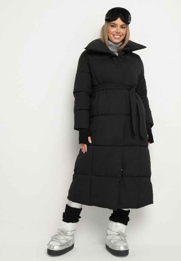 Born2be - Czarna Pikowana Kurtka Płaszcz za Kolano z Wiązanym Paskiem Opiedsse. Kolor: czarny