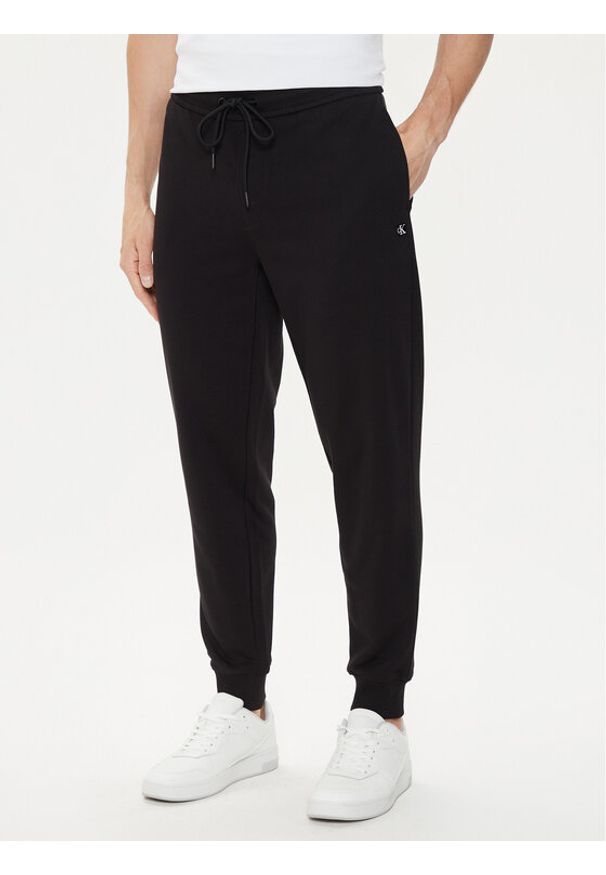Calvin Klein Jeans Spodnie dresowe Embro J30J326033 Czarny Regular Fit. Kolor: czarny. Materiał: bawełna