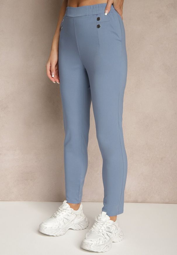 Renee - Niebieskie Spodnie z Wiskozą High Waist z Ozdobnymi Guzikami Redillia. Okazja: na spotkanie biznesowe, na co dzień. Stan: podwyższony. Kolor: niebieski. Materiał: wiskoza. Styl: klasyczny, casual, elegancki, biznesowy