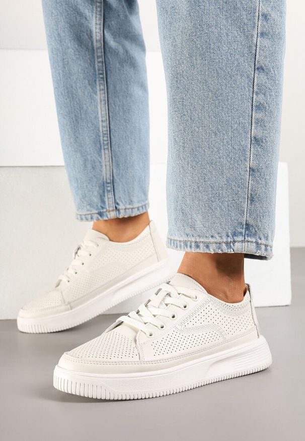 Renee - Białe Sneakersy ze Skóry Naturalnej z Perforacją na Niskiej Platformie Melanitia. Okazja: na co dzień, na spacer. Kolor: biały. Materiał: skóra. Obcas: na platformie. Sport: golf, turystyka piesza