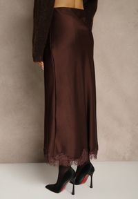 Renee - Brązowa Spódnica z Satyny Zdobiona Koronką Marefera. Okazja: na co dzień. Kolor: brązowy. Materiał: satyna, koronka. Wzór: koronka, aplikacja. Styl: casual #3