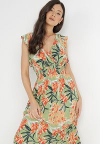 Born2be - Zielona Sukienka z Wiskozy Yenek. Kolor: zielony. Materiał: wiskoza. Długość rękawa: krótki rękaw. Wzór: aplikacja, nadruk. Typ sukienki: kopertowe, rozkloszowane. Styl: wizytowy, elegancki. Długość: maxi #2