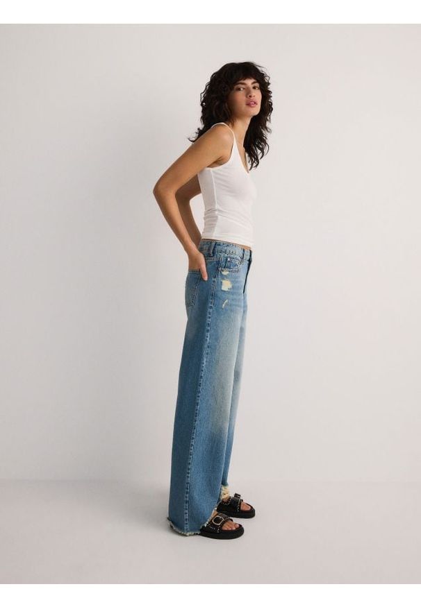 Reserved - Jeansy wide leg z przetarciami - niebieski. Kolor: niebieski