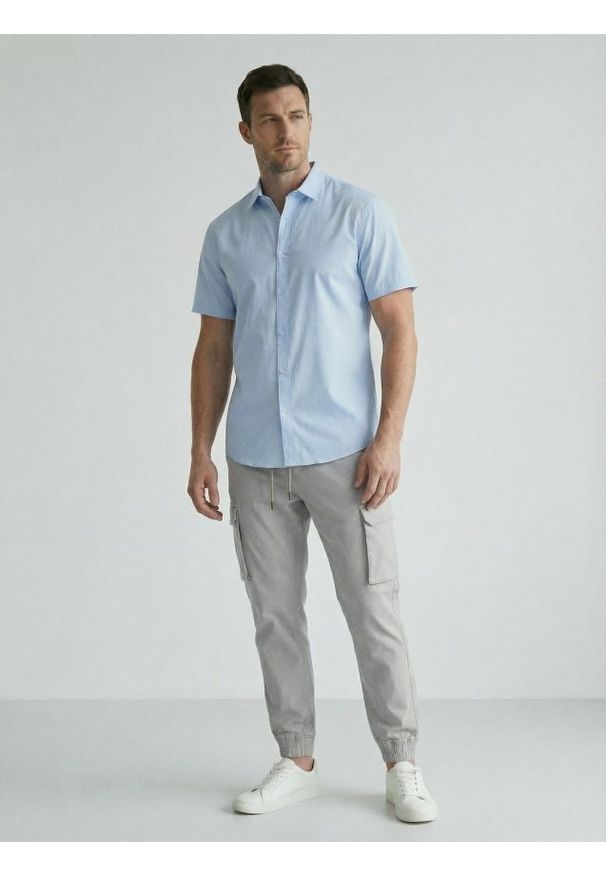 Sinsay - Spodnie jogger cargo ze wzorem moro - szary. Kolor: szary. Wzór: moro