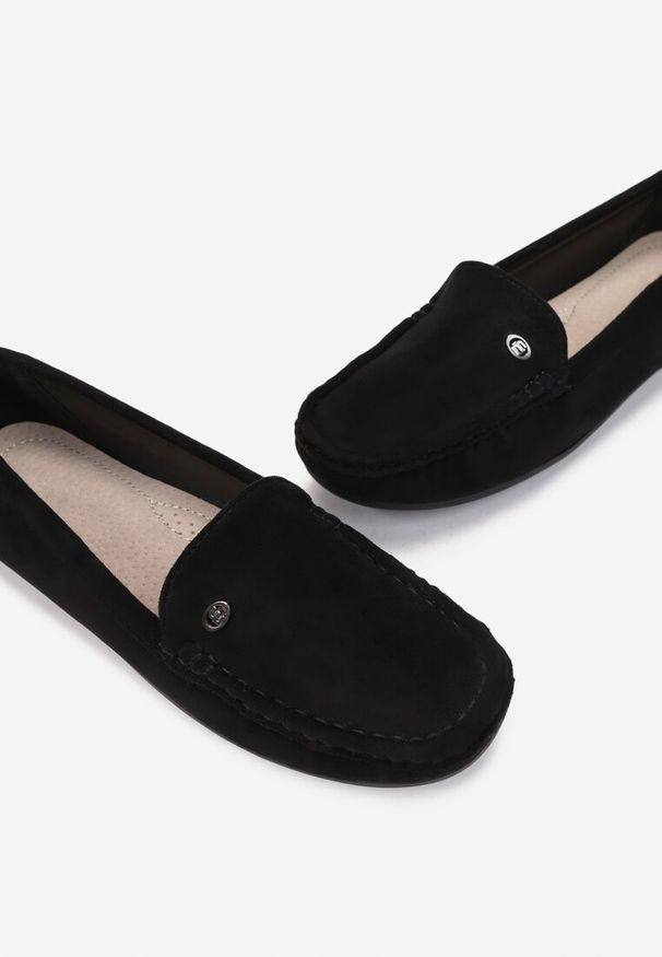 Born2be - Czarne Mokasyny na Płaskiej Podeszwie ze Skórzaną Wkłądką Tyrion. Zapięcie: bez zapięcia. Kolor: czarny. Materiał: skóra. Wzór: aplikacja, gładki. Obcas: na płaskiej podeszwie. Styl: klasyczny