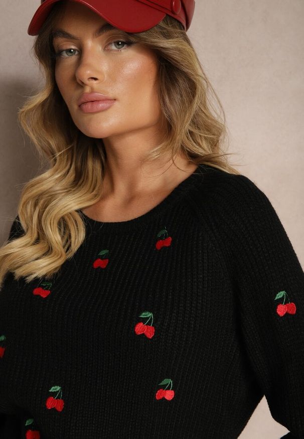 Renee - Czarny Sweter z Wiskozą i Haftowanymi Wisienkami Vaioria. Okazja: na co dzień. Kolor: czarny. Materiał: wiskoza. Wzór: haft. Styl: casual, elegancki