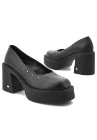 Czarne Półbuty Karino Stylowe Obuwie Damskie Na Obcasie. Okazja: na co dzień. Kolor: czarny. Materiał: skóra. Wzór: aplikacja. Obcas: na obcasie. Styl: elegancki. Wysokość obcasa: średni #4