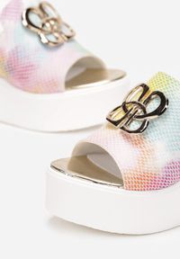 Renee - Białe Klapki na Koturnie z Ozdobną Klamrą i Skórzaną Wkładką Mellins. Kolor: biały. Materiał: skóra. Obcas: na koturnie #3