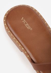 Renee - Brązowe Klapki VICES z Metaliczną Geometryczną Klamrą Azaeriana. Okazja: na co dzień. Kolor: brązowy. Wzór: geometria. Styl: casual #9