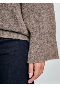Big-Star - Sweter damski v-neck z dodatkiem wełny brązowy Violina 804. Okazja: do pracy, na co dzień. Kolor: brązowy. Materiał: wełna. Wzór: ze splotem, jednolity. Styl: klasyczny, casual #6