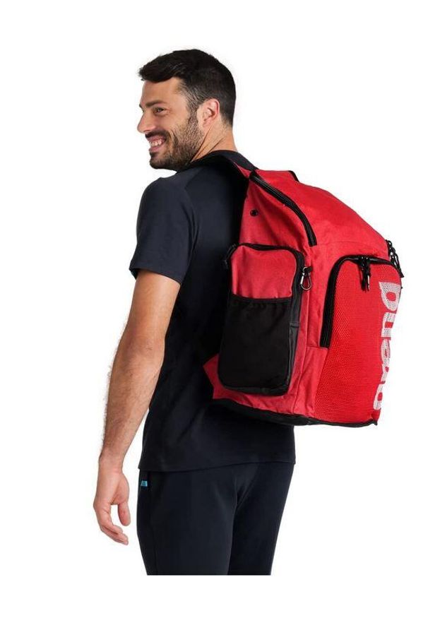 Plecak sportowy Arena Team Pack 45. Kolor: czerwony. Materiał: poliester. Styl: sportowy