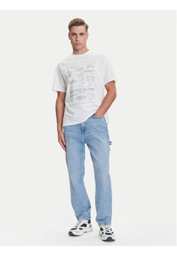 Tommy Jeans T-Shirt Archive Logos DM0DM21584 Biały Relaxed Fit. Kolor: biały. Materiał: bawełna