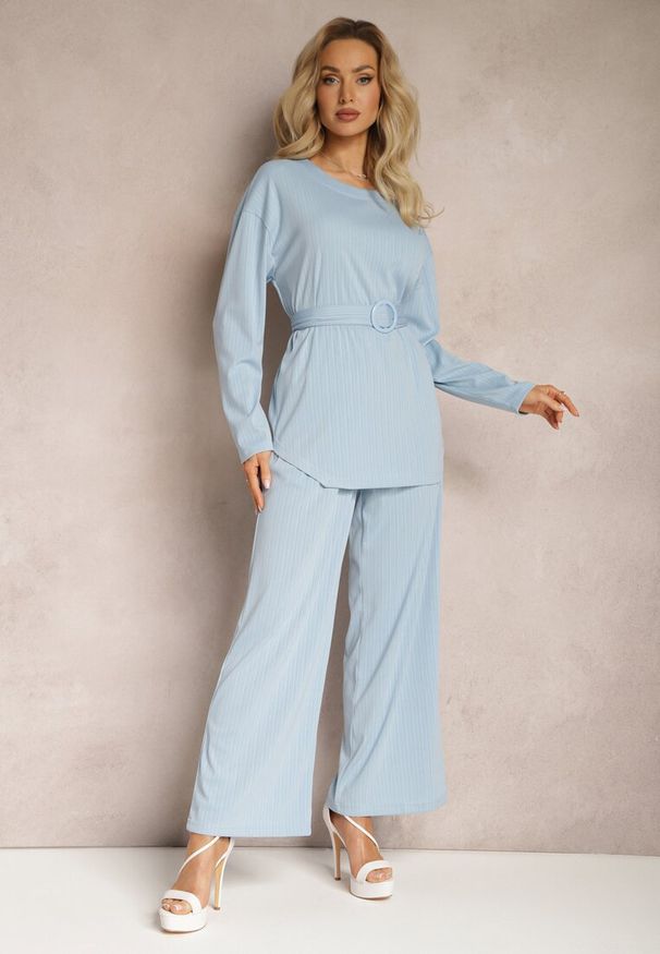 Renee - Jasnoniebieski Komplet Bluzka i Spodnie z Prostymi Nogawkami i Gumką Daeirassa. Kolor: niebieski