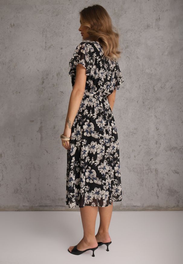 Renee - Czarna Kopertowa Sukienka z Wiązanym Paskiem w Kwiatowy Print z Brokatem Runewea. Okazja: na randkę. Kolor: czarny. Wzór: nadruk, kwiaty. Typ sukienki: kopertowe. Styl: boho