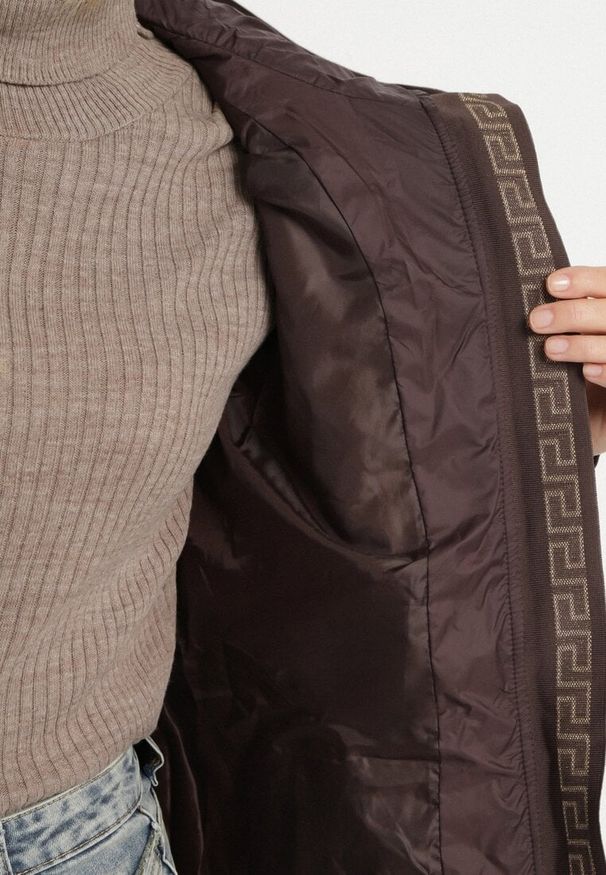 Born2be - Brązowa Pikowana Kurtka z Kapturem i Ściągaczami w Talii Tiobelle. Okazja: na spacer. Typ kołnierza: kaptur. Kolor: brązowy. Materiał: jeans, skóra, poliester. Styl: klasyczny, sportowy