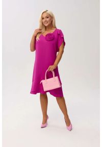 Moda Size Plus Iwanek - Wizytowa sukienka Ewa w kolorze magenta z falbanami i odpinaną różą na wesele PLUS SIZE XXL OVERSIZE WIOSNA. Okazja: na ślub cywilny, na wesele. Typ kołnierza: dekolt w kształcie V. Kolekcja: plus size. Kolor: różowy. Wzór: aplikacja. Typ sukienki: oversize, dla puszystych. Materiał: tkanina, poliester, elastan. Sezon: wiosna. Styl: wizytowy #1