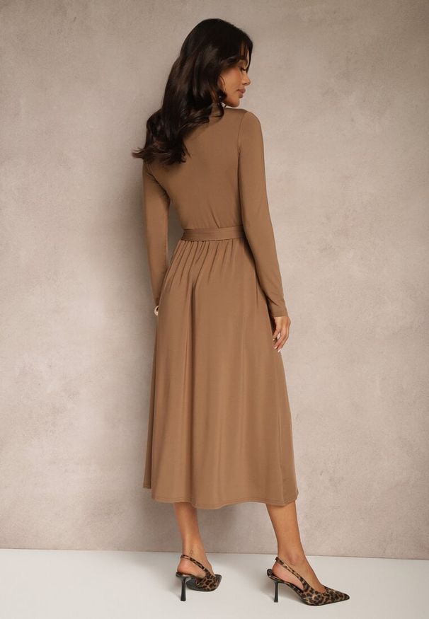 Renee - Brązowa Taliowana Sukienka z Paskiem z Domieszką Wiskozy Hrestalia. Okazja: na co dzień. Typ kołnierza: dekolt w kształcie V. Kolor: brązowy. Materiał: wiskoza. Długość rękawa: długi rękaw. Typ sukienki: proste. Styl: casual