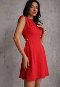 Renee - Czerwona Rozkloszowana Sukienka Bez Rękawów z Odpinanymi Aplikacjami w Pasie Maridina. Kolor: czerwony. Materiał: tkanina. Długość rękawa: bez rękawów. Wzór: aplikacja. Sezon: lato. Typ sukienki: trapezowe. Styl: klasyczny, elegancki #6