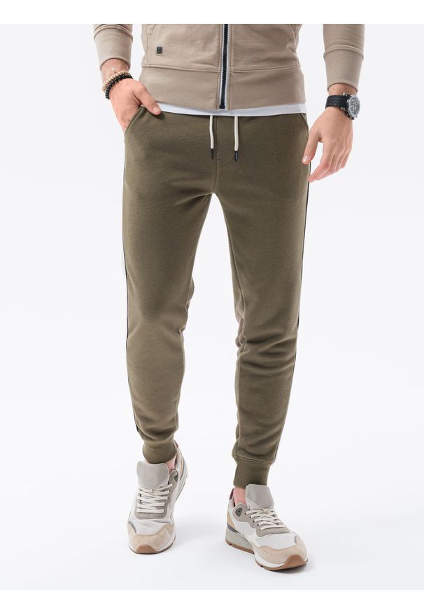 Ombre Clothing - Spodnie męskie dresowe z lampasem - oliwkowe V9 P865 - XXL. Kolor: oliwkowy. Materiał: dresówka