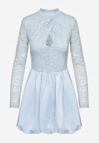 Renee - Niebieska Koronkowa Sukienka Bombka o Rozkloszowanym Kroju z Wycięciem Desoriel. Okazja: na co dzień, na ślub cywilny, na wesele. Kolor: niebieski. Materiał: koronka. Typ sukienki: bombki. Styl: casual, elegancki #4