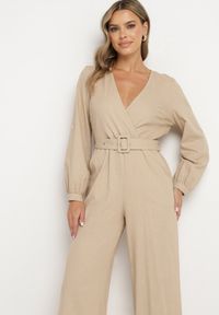 Born2be - Beżowy Bawełniany Kombinezon o Kopertowym Kroju z Paskiem i Gumką w Talii Mirrira. Kolor: beżowy. Materiał: bawełna. Długość rękawa: długi rękaw. Długość: długie. Styl: elegancki, klasyczny #5