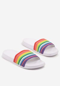 Renee - Białe Klapki Ozdobione Tęczą Galaria. Okazja: na plażę, na co dzień. Kolor: biały. Wzór: aplikacja. Sezon: lato. Styl: casual, elegancki #4